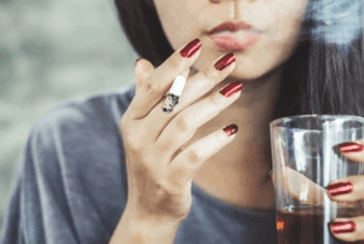 女性经常抽烟喝酒皮肤变差？